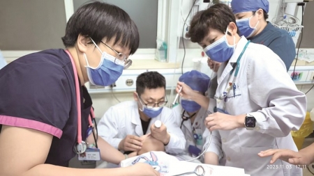 <br>          ■耿文锦（右一）在急诊科救治病患<br><br>        