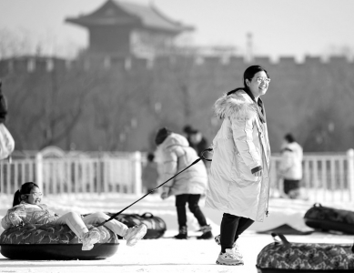 <br>          ■12月28日，游人在石家庄市正定县长乐门广场冰雪嘉年华游玩<br><br>        