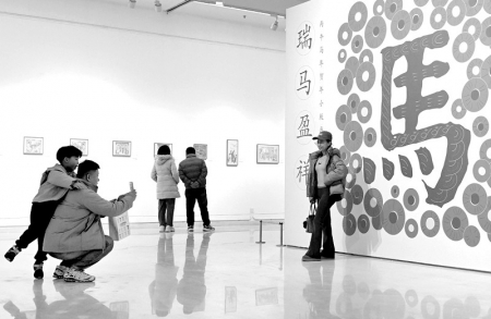 <br>          ■12月27日，参观者在石家庄市美术馆“生生复象”年画艺术展上留影<br><br>        