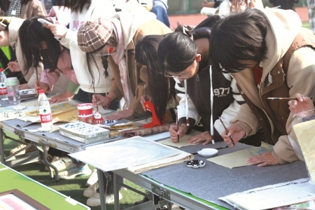 <br>          ■学生现场展示暑期社会实践成果<br><br>        