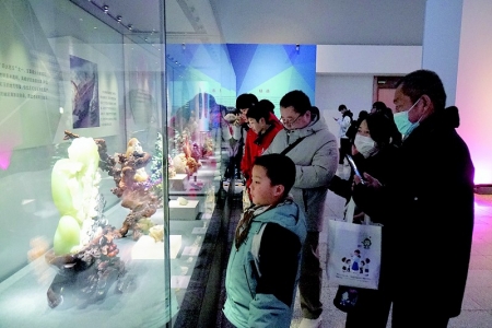 <br>          ■河北博物院推出的“晶彩地蕴——矿物岩石专题展”吸引了众多观众驻足观看 ■供图/河北博物院<br><br>        
