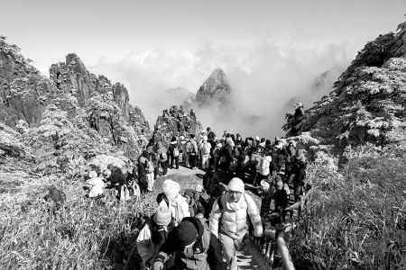 <br>          ■游客在雪后的安徽黄山风景区游览 ■供图/新华社<br><br>        
