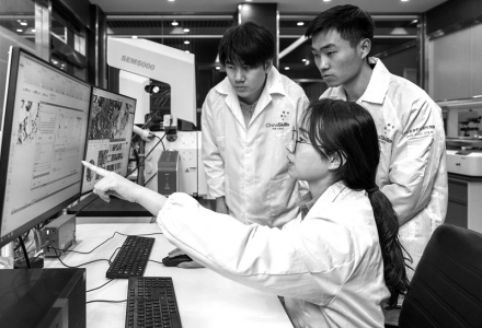 <br>          ■河北工业职业技术大学钢铁智能冶金技术专业教师指导学生进行硅钢组织检测与分析<br><br>        