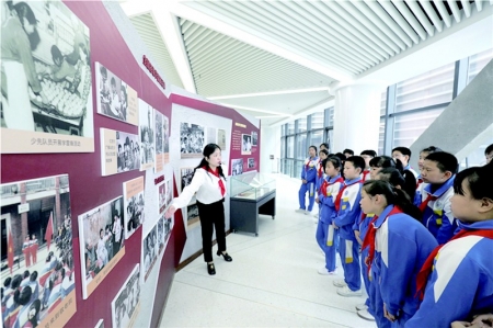 <br>          ■<br>付晓华为少先队员讲队史<br><br>        