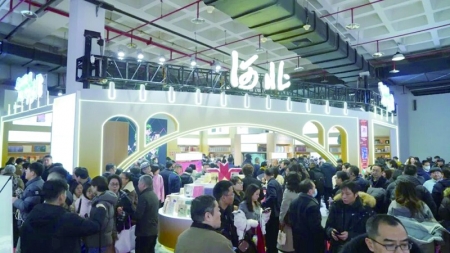 <br>          ■河北展区人潮涌动，众多读者被丰富的冀版出版物所吸引<br><br>        