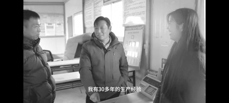 <br>          ■父亲杨传发（中）和孩子们聊农事<br><br>        