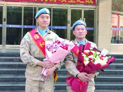 <br>          ■白求恩国际和平医院两名维和勇士（左为鲁振辉、右为赵广义）载誉归来<br><br>        