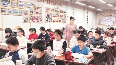 <br>          ■2025年12月21日，衡水市桃城区路北街道沁园社区“小葵花”公益课堂，孩子们跟着老师诵读课文<br><br>        