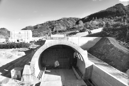 <br>          ■在山西省忻州市五台山风景名胜区拍摄的雄忻高铁北太行山隧道出口<br><br>        