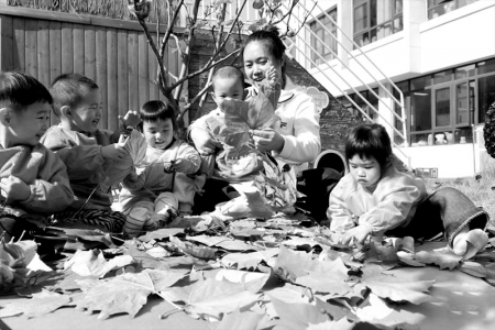 <br>          ■在山东省济宁市任兴托幼一体实验园，老师陪伴托育班的小朋友做游戏<br><br>        