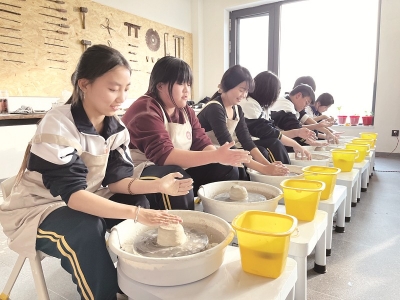 <br>          ■保定市易县第二中学的学生进行绞胎瓷拉坯非遗体验<br><br>        