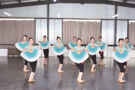 <br>          ■保定市易县第二中学的学生在民族舞社团课上<br><br>        