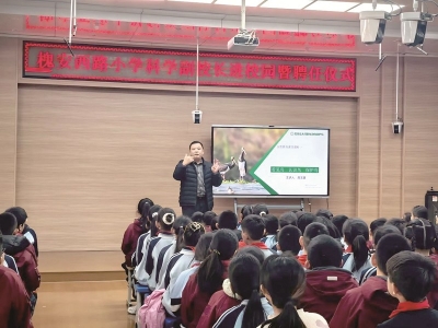 <br>          ■高玉喜为学生讲解自然知识<br><br>        