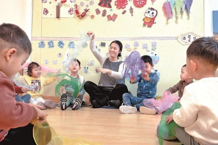 <br>          ■1月13日，在衡水市桃城区小萝卜托育中心，保育老师带着孩子们做游戏<br><br>        