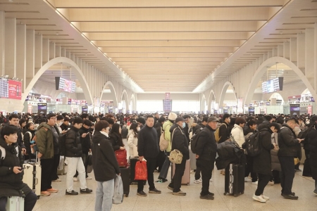 <br>          ■近日，旅客在石家庄站候车大厅排队等待检票 ■供图/石家庄火车站<br><br>        