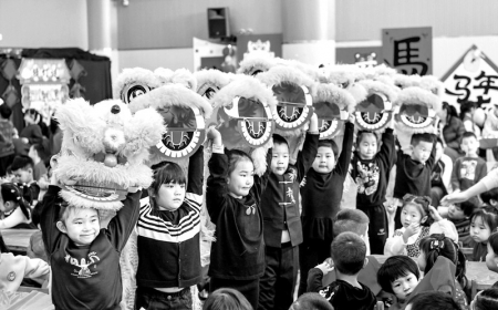 <br>          ■2025年12月30日，唐山海港经济开发区第一幼儿园的小朋友在表演舞狮（资料图片）<br><br>        