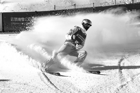 <br>          ■2025年12月21日，国际雪联自由式滑雪空中技巧世界杯（云顶站）混合团体项目比赛在张家口市崇礼区云顶滑雪场进行 ■供图/新华社<br><br>        