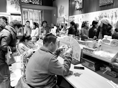<br>          ■学员在制作手工艺品，吸引了顾客驻足观看<br><br>        
