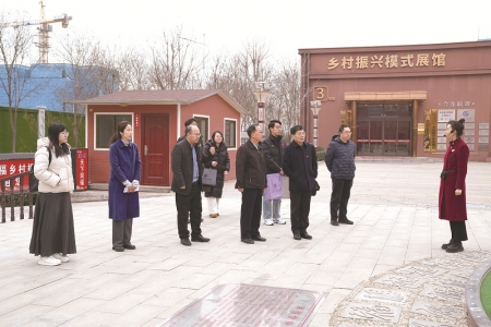 <br>          ■工作人员向学校一行介绍塔元庄乡村振兴发展实践成果<br><br>        