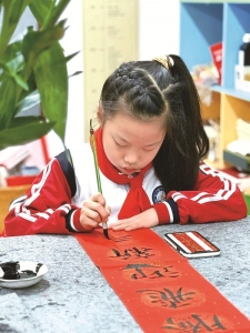 <br>          ■秦皇岛市海港区新一路小学学生在写春联<br><br>        