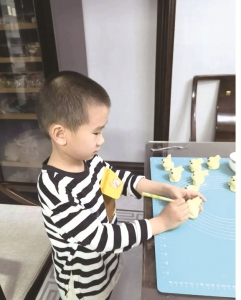 <br>          ■石家庄市盛和小学的学生在制作面点<br><br>        