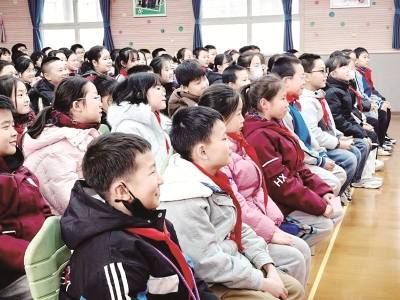 <br>          ■学生认真听课 ■供图/贾聪<br><br>        