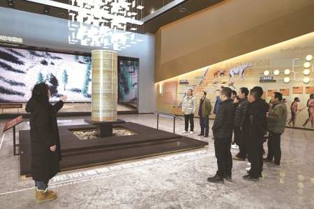<br>          ■在泥河湾遗址博物馆，工作人员向观众讲解泥河湾遗址的文化层<br><br>        