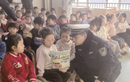 <br>          ■民警向幼儿讲解交通安全知识<br><br>        