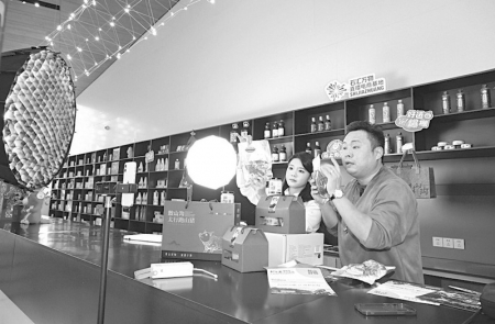 <br>          ■在石家庄市正太广场石汇万物直播电商基地，主播正在介绍石家庄的特色食品<br><br>        