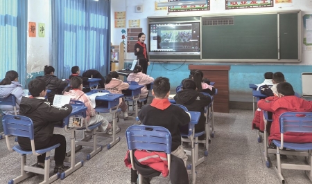 <br>          ■教师带领孩子们一起学唱《少年发光》<br><br>        