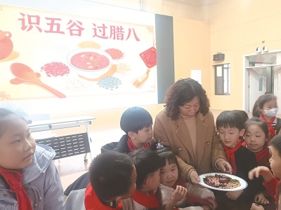 <br>          ■老师带学生认识腊八粥的食材<br><br>        