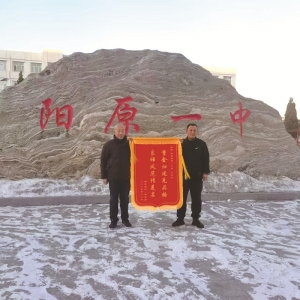 <br>          ■失主家人向孙海东（右）送锦旗<br><br>        