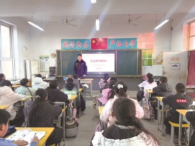 <br>          ■民警向学生讲解知识 ■供图/高利峰<br><br>        