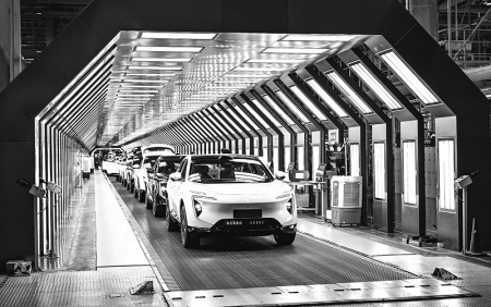 <br>          ■2025年9月18日，在位于重庆市渝北区的长安汽车数智工厂总装车间拍摄的即将下线的新能源汽车 ■供图/新华社<br><br>        