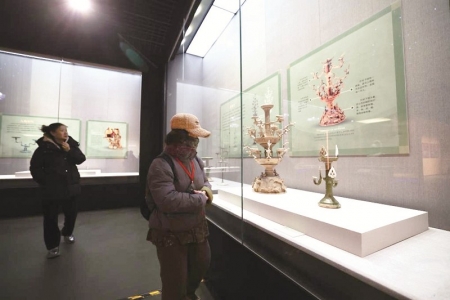 <br>          ■游客在河北博物院参观“光耀千年——中国古代灯具文化展” ■供图/新华社<br><br>        