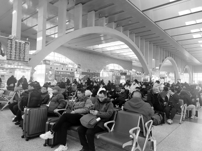 <br>          ■春运首日，旅客在石家庄火车站等候乘车 ■摄/本报记者张蕾<br><br>        