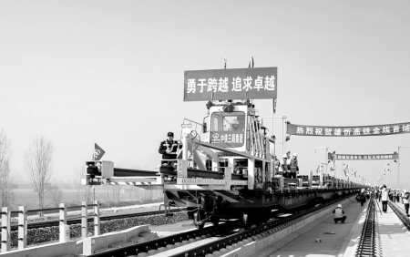 <br>          ■工人在雄忻高铁河北保定段作业<br><br>        