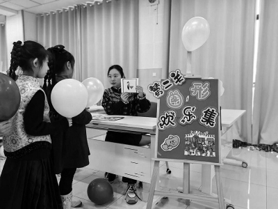 <br>          ■石家庄市前太保小学“乐考”现场，学生在“图形欢乐集”游戏中辨认图形<br><br>        