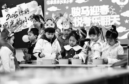 <br>          ■在石家庄市西里小学进行的期末“乐考”中，二年级学生参加“技能闯关”夹豆子游戏<br><br>        