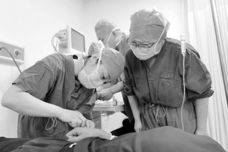 <br>          ■麻醉师为患者实施麻醉<br><br>        