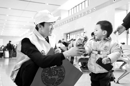 <br>          ■2月2日，在福建三明北站候车厅，铁路青年志愿者与小旅客互动 ■供图/新华社<br><br>        