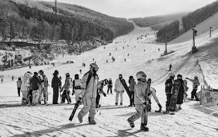 <br>          ■1月18日，游客在张家口市崇礼区万龙滑雪场滑雪■摄/河北日报记者耿辉<br><br>        