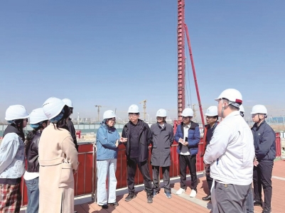 <br>          ■孙志成（左六）在施工现场实地踏勘<br><br>        