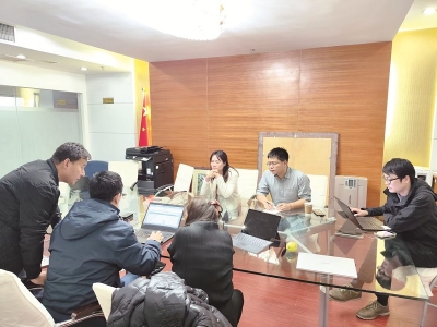 <br>          ■<br>孙志成﹙右二﹚在工作中<br><br>        