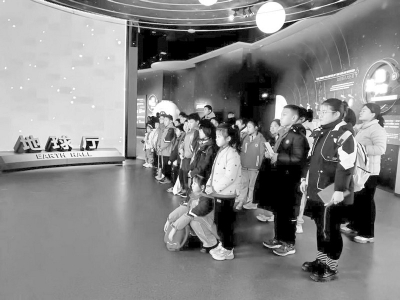 <br>          ■学生们正在参观河北地质大学博物馆<br><br>        