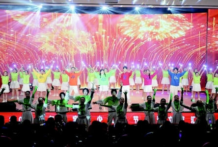 <br>          ■学生们在表演节目<br><br>        