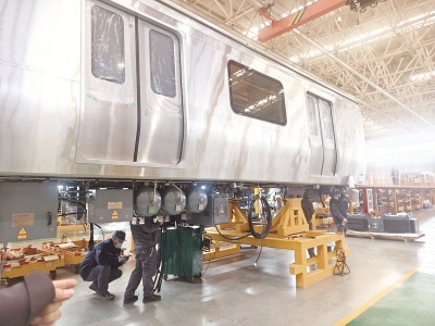 <br>          ■河北京车总组装部车间内，工人们正在抓紧时间装配列车<br><br>        