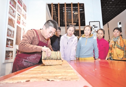 <br>          ■近日，市民在石家庄市新华区文体中心非遗工坊参观<br><br>        