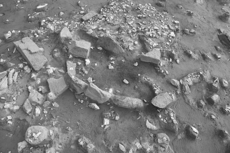 <br>          ■河北阳原县新庙庄旧石器时代遗址5号地点文化层底部揭露出土的“热处理石料”的炉遗迹（资料照片）<br><br>        