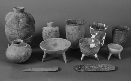 <br>          ■河南新郑市裴李岗石器时代遗址西部墓葬区M85出土的器物组合（资料照片）<br><br>        